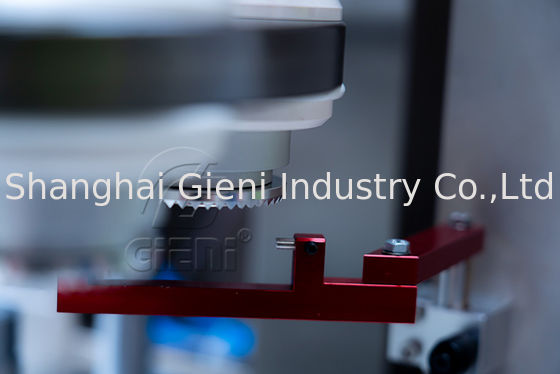 Завалка трубки пластмассы зубной пасты Cleanser стороны сливк руки и герметизируя машина