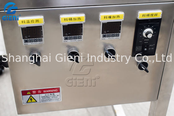 Рука льет машину бальзама губы планшета лить, машину губной помады изготовляя